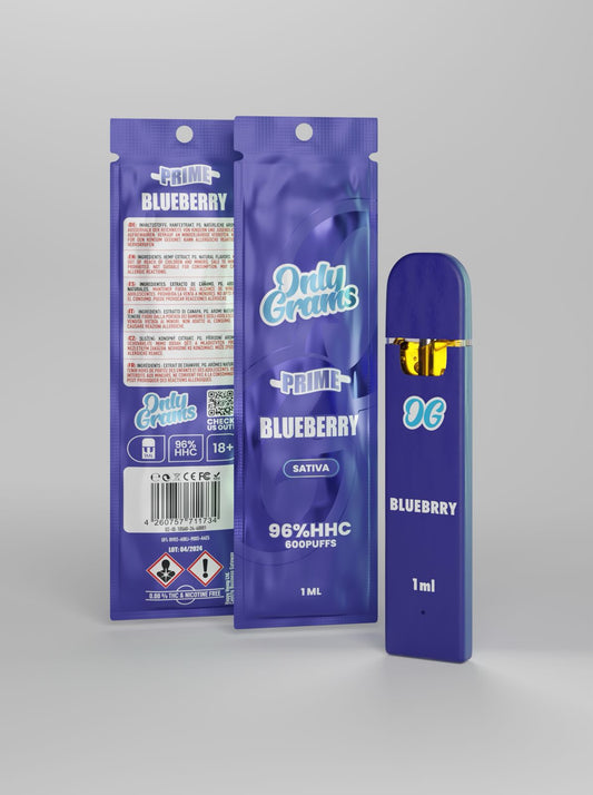 OnlyGrams Prime Blueberry HHC Vape mit 96% HHC, 1 ml Kapazität und bis zu 600 Zügen. Zeigt die Vorder- und Rückseite der Verpackung sowie die blaue Vape Pen.